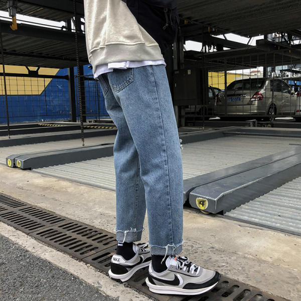 Ikdienas vīriešu džinsu taisns modelis ar saplēstiem motīviem