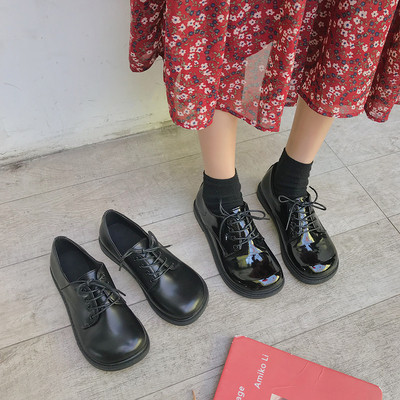 Γυναικεία καθημερινά παπούτσια με κορδόνια και επίπεδη σόλα - δύο μοντέλα