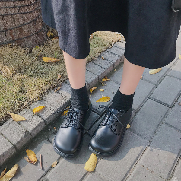 Sieviešu ikdienas apavi ar šņorēm un plakanu zoli - divi modeļi