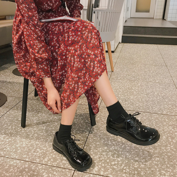 Sieviešu ikdienas apavi ar šņorēm un plakanu zoli - divi modeļi