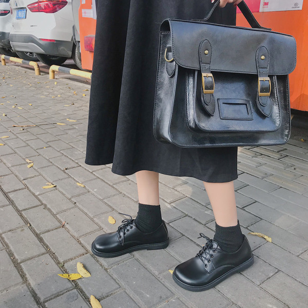 Sieviešu ikdienas apavi ar šņorēm un plakanu zoli - divi modeļi