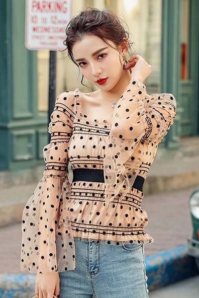 Šiuolaikinė moteriška taškuota palaidinė su tiuliu ir kvadratine iškirpte