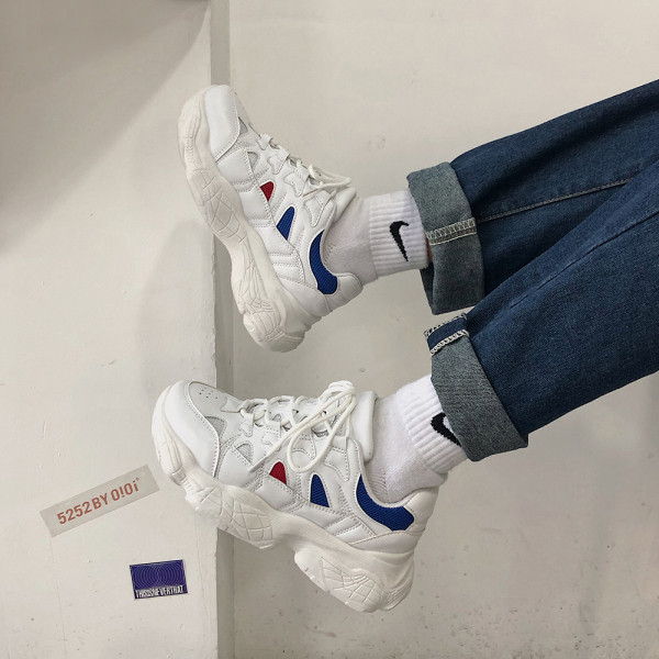 Alkalmi női tornacipő magas talppal és fűzővel