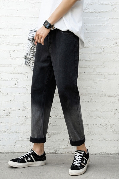 Pašreizējais vīriešu džinsu taisns modelis zaigojošās krāsās