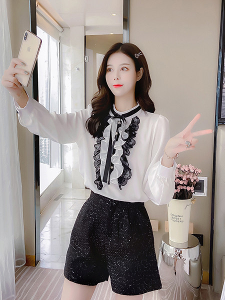 Pavasara sieviešu krekls ar mežģīņu elementiem un saitēm