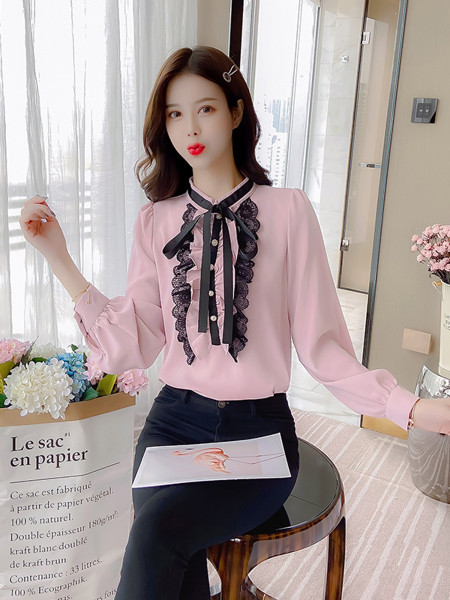 Pavasara sieviešu krekls ar mežģīņu elementiem un saitēm