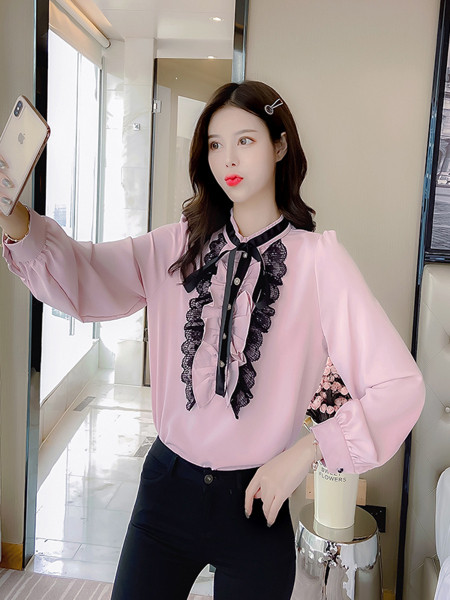 Pavasara sieviešu krekls ar mežģīņu elementiem un saitēm