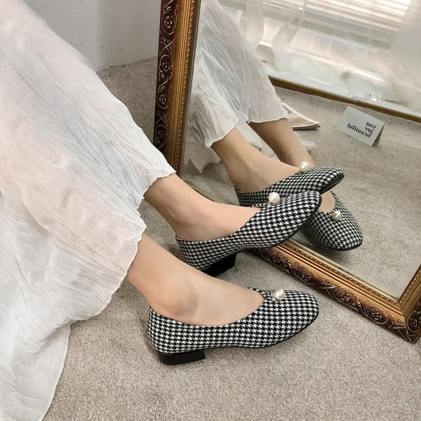 Laisvalaikio moteriški languoti batai su perlais ir plokščiu padu