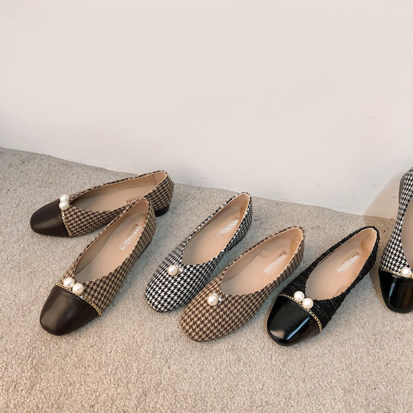 Laisvalaikio moteriški languoti batai su perlais ir plokščiu padu