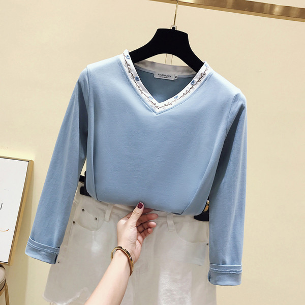 Bluză casual de damă cu decolteu spitz și broderie