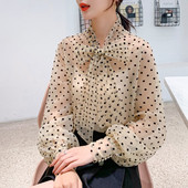 Moderns sieviešu punktveida krekls ar bēša lentes apkakli