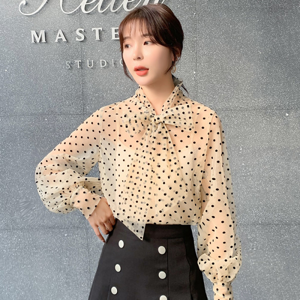 Moderns sieviešu punktveida krekls ar bēša lentes apkakli