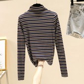 Svītraina sieviešu blūze ar polo apkakli piemērota ziemai