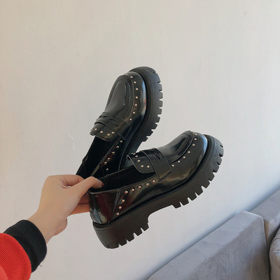 Ikdienas sieviešu apavi ar biezām zolēm un kniedēm no eko ādas