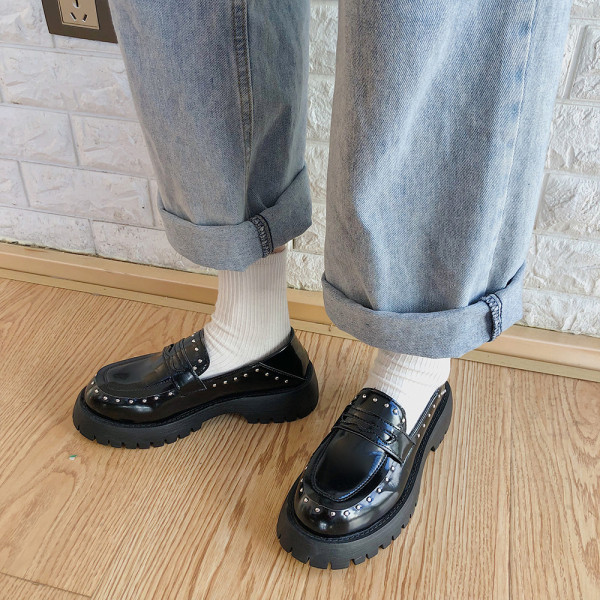 Ikdienas sieviešu apavi ar biezām zolēm un kniedēm no eko ādas