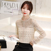 Cămașă modernă de damă cu buline, cu decolteu rotund și mâneci lungi