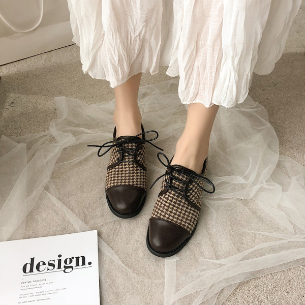 Jauns sieviešu ikdienas apavu modelis ar šņorēm un plakanu zoli