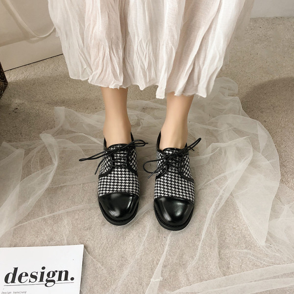 Jauns sieviešu ikdienas apavu modelis ar šņorēm un plakanu zoli