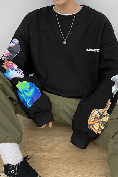 Įprasta vyriška palaidinė su ovalia iškirpte ir spalvingomis aplikacijomis ant rankovių