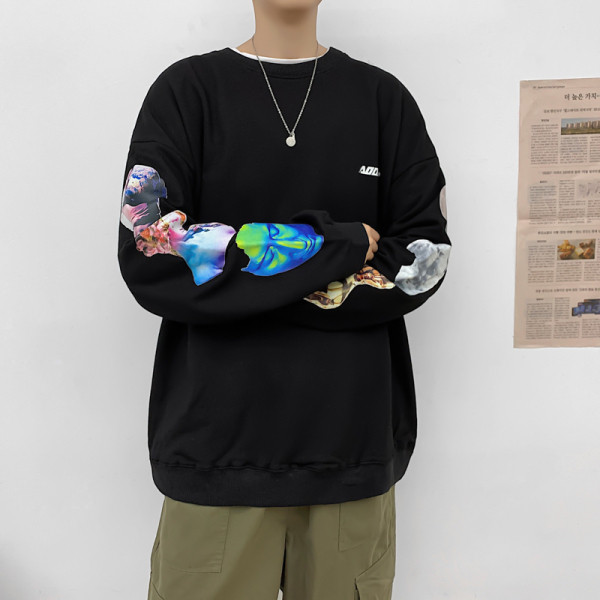 Įprasta vyriška palaidinė su ovalia iškirpte ir spalvingomis aplikacijomis ant rankovių