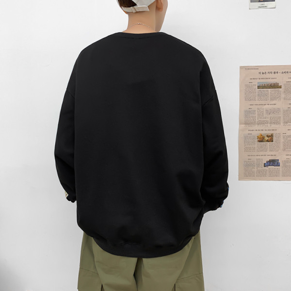 Įprasta vyriška palaidinė su ovalia iškirpte ir spalvingomis aplikacijomis ant rankovių