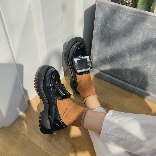 Naujas moteriškų vasarinių batų modelis su metaline sagtimi ir aukštu padu