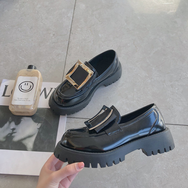 Naujas moteriškų vasarinių batų modelis su metaline sagtimi ir aukštu padu