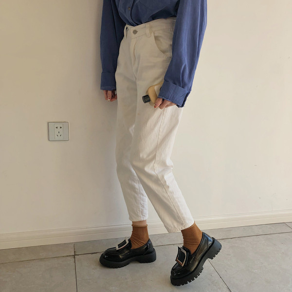 Naujas moteriškų vasarinių batų modelis su metaline sagtimi ir aukštu padu