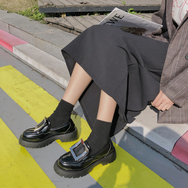 Naujas moteriškų vasarinių batų modelis su metaline sagtimi ir aukštu padu