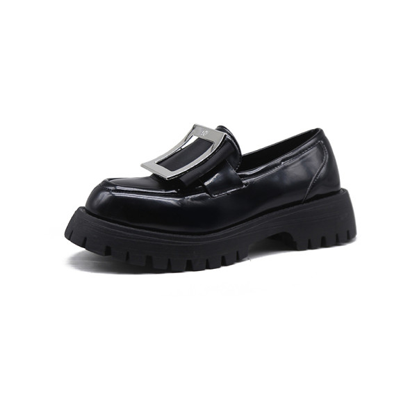 Naujas moteriškų vasarinių batų modelis su metaline sagtimi ir aukštu padu