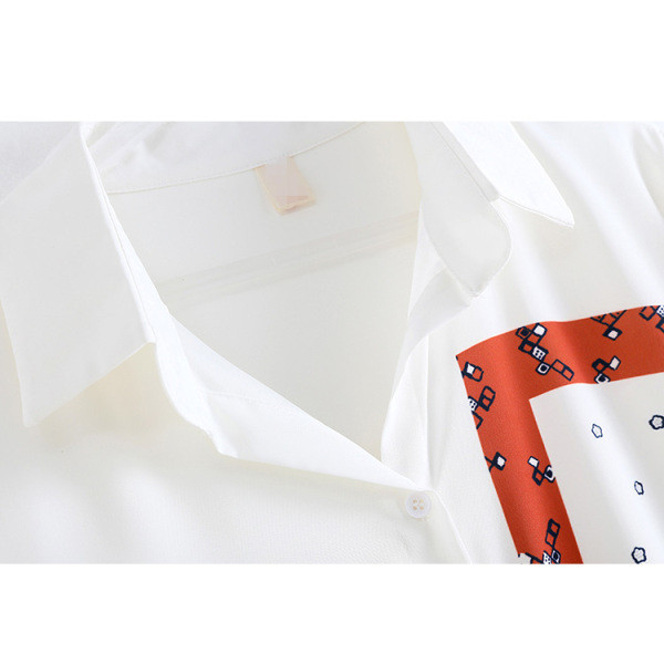 Sieviešu plats balts krekls ar klasisku apkakli un aplikāciju