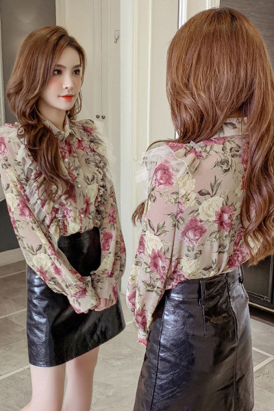 Stílusos női ing virágos motívumokkal és gombokkal