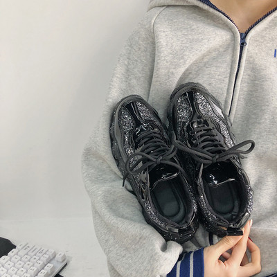 Moodsad naiste tossud krobelise talla ja musta läikiva elemendiga