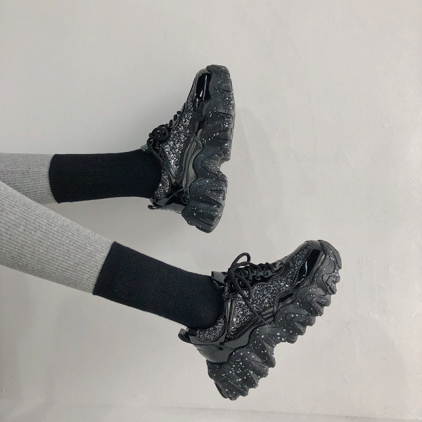 Moodsad naiste tossud krobelise talla ja musta läikiva elemendiga