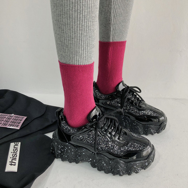 Moodsad naiste tossud krobelise talla ja musta läikiva elemendiga