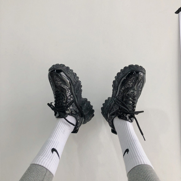 Moodsad naiste tossud krobelise talla ja musta läikiva elemendiga