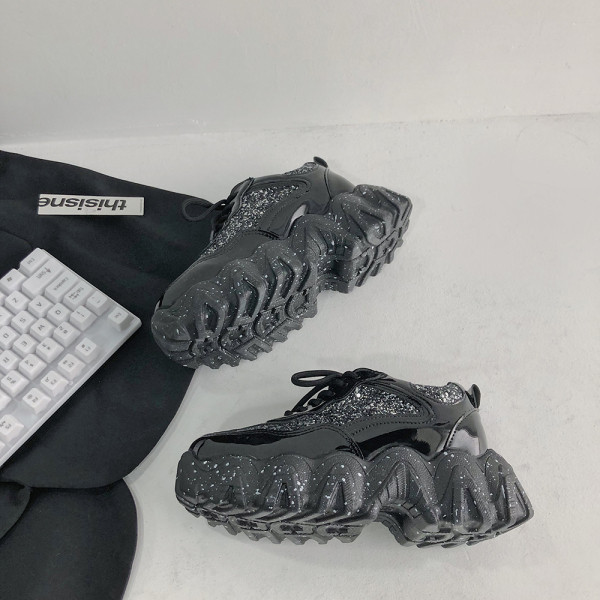 Moodsad naiste tossud krobelise talla ja musta läikiva elemendiga