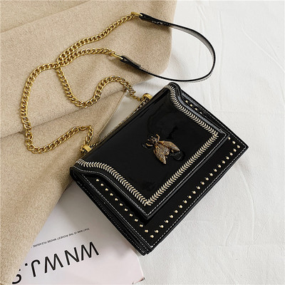 Moderna sieviešu lakādas soma ar metāla apdari un garu rokturi