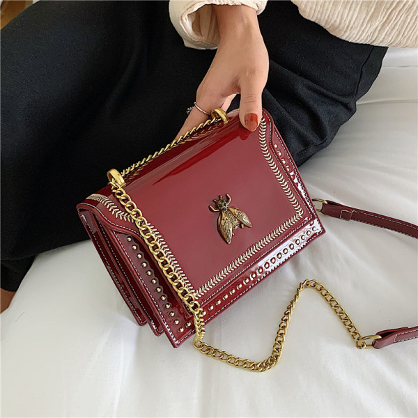 Moderna sieviešu lakādas soma ar metāla apdari un garu rokturi