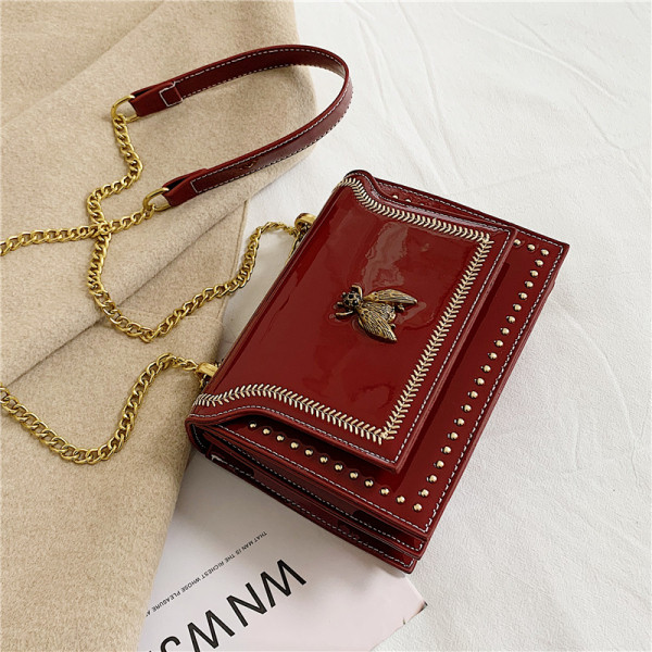 Moderna sieviešu lakādas soma ar metāla apdari un garu rokturi