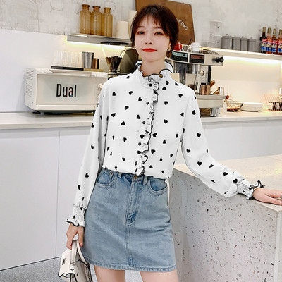 Ανοιξιάτικο γυναικείο πουκάμισο με ψηλό γιακά με βολάν και τύπωμα καρδίας