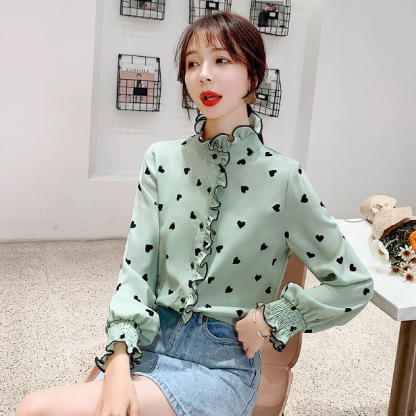 Ανοιξιάτικο γυναικείο πουκάμισο με ψηλό γιακά με βολάν και τύπωμα καρδίας