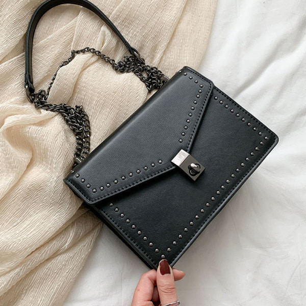 Moderna sieviešu soma no eko ādas ar metāla aizdari