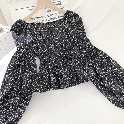 Įprasta moteriška palaidinė krentančiomis rankovėmis ir gėlių raštu