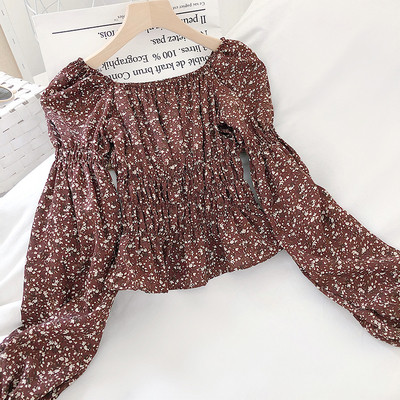 Įprasta moteriška palaidinė krentančiomis rankovėmis ir gėlių raštu