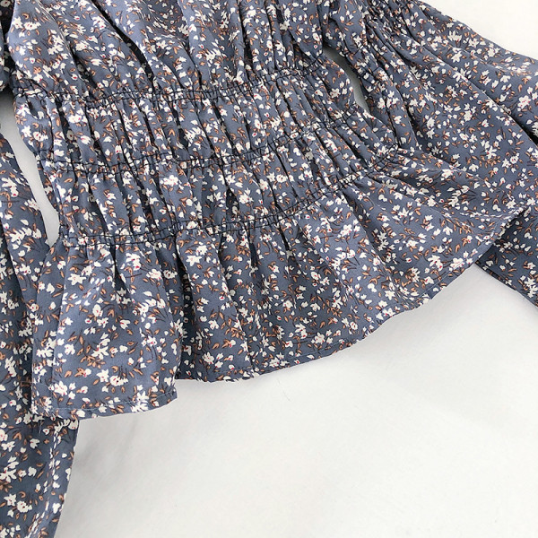 Įprasta moteriška palaidinė krentančiomis rankovėmis ir gėlių raštu