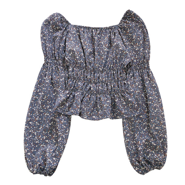 Įprasta moteriška palaidinė krentančiomis rankovėmis ir gėlių raštu