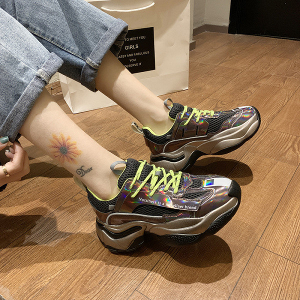 Αθλητικά γυναικεία παπούτσια με σκληρή σόλα και κομψό αποτέλεσμα