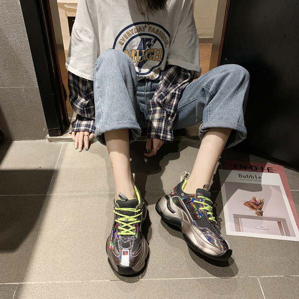 Αθλητικά γυναικεία παπούτσια με σκληρή σόλα και κομψό αποτέλεσμα