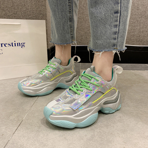 Αθλητικά γυναικεία παπούτσια με σκληρή σόλα και κομψό αποτέλεσμα